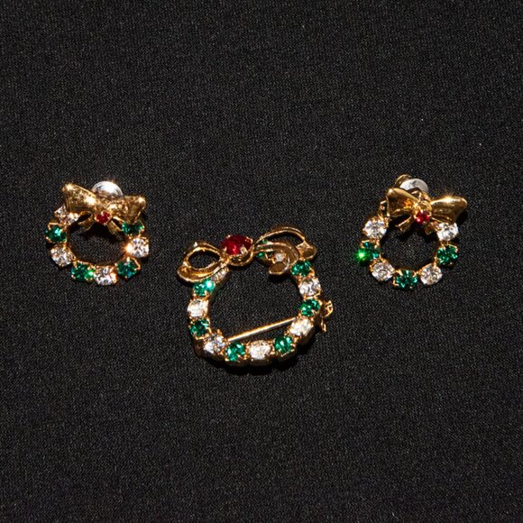 Gold Tone and Rhinestone earring and Brooch set Holiday Wreaths - Picture 3 of 3